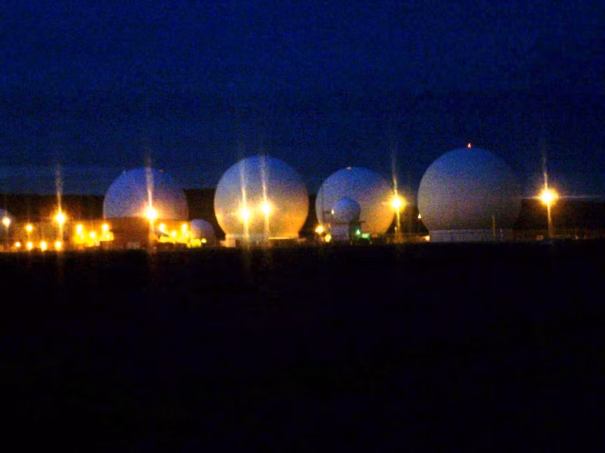 Pine Gap nằm ở Australia là căn cứ quốc phòng chung của chính phủ Mỹ và Australia. Cơ sở này được thành lập vào năm 1970 nhưng chính phủ Australia không công bố bất cứ thông tin gì về cơ sở Pine Gap cũng như mục đích hoạt động. Nơi đây được cho là xây dựng nhằm trở thành trạm theo dõi vệ tinh. Theo một số nguồn tin, Mỹ dùng căn cứ này để kiểm soát nhiều vệ tinh gián điệp của nước này cũng như thu thập tin tức ở khu vực châu Á. Pine Gap trở thành cấm địa bí ẩn và những người không có phận sự không thể tùy tiện ra vào.