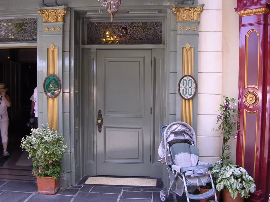 Câu lạc bộ 33, Disneyland, Mỹ là câu lạc bộ dành riêng cho các yếu nhân ở trung tâm khu liên hợp Disneyland, New Orleans (Mỹ). Hoạt động từ năm 1967, Câu lạc bộ 33 là nơi các nhà đầu tư, chính trị gia và người nổi tiếng gặp mặt, hội họp. Những người muốn tham gia câu lạc bộ này thường phải xếp trong danh sách chờ lên đến 14 năm. Thêm vào đó, mức phí thành viên khá cao lên đến 25.000 USD cũng như phí hàng năm là 10.000 USD.