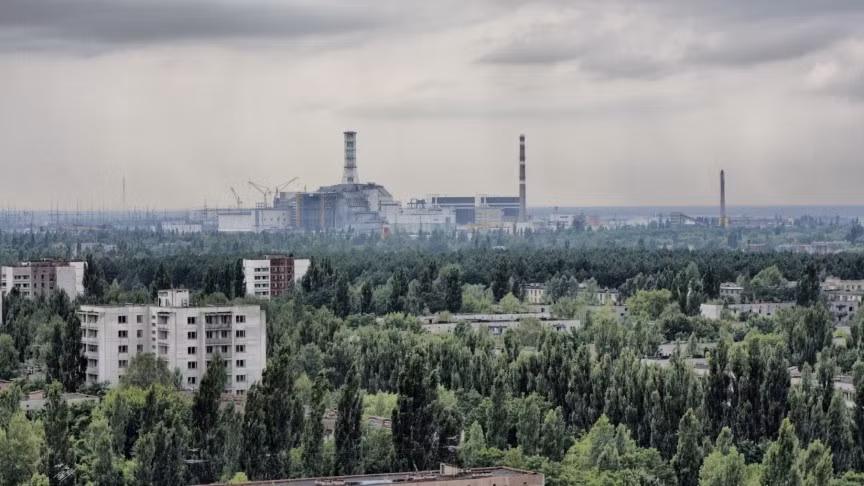 Pripyat, Ukraine bị bỏ hoang sau khi nơi đây xảy ra thảm họa hạt nhân Chernobyl. Trước khi bị bỏ hoang, Pripyat là thành phố hiện đại, thịnh vượng, có đông dân sinh sống và làm việc. Tuy nhiên do mức độ phóng xạ quá cao do hậu quả của thảm họa hạt nhân Chernobyl nên thành phố này vẫn cấm du khách ra vào trừ khi có sự hộ tống của lực lượng vũ trang.