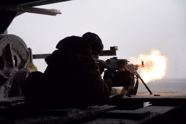 Một tình nguyện viên của Right Sector đang bắn vè hướng dân quân ly khai tại điểm giao tranh gần sân bay Donetsk ngày 3/1.