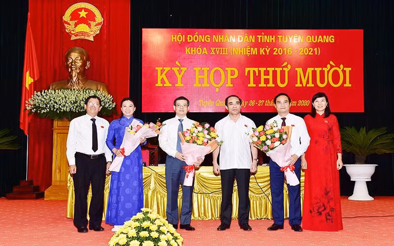 Chan dung tan Chu tich tinh Tuyen Quang Nguyen Van Son