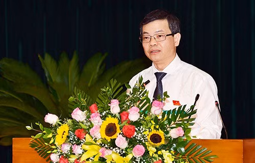 Ông Nguyễn Văn Sơn 50 tuổi, quê Vĩnh Phúc; là Tiến sĩ khoa học giáo dục.