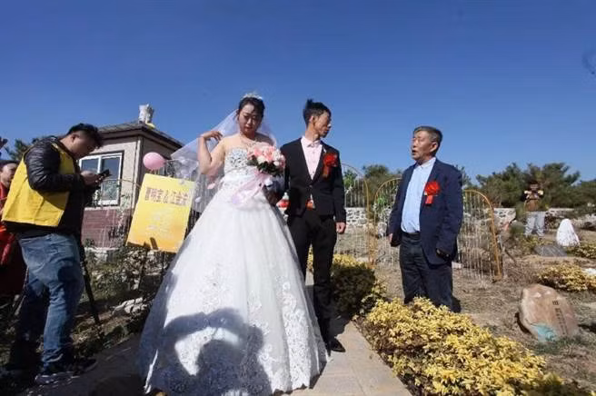 Chuyện lạ hôm nay: Đám cưới ở nghĩa trang và sự thật cảm động Chuyen la hom nay: Dam cuoi o nghia trang va su that cam dong