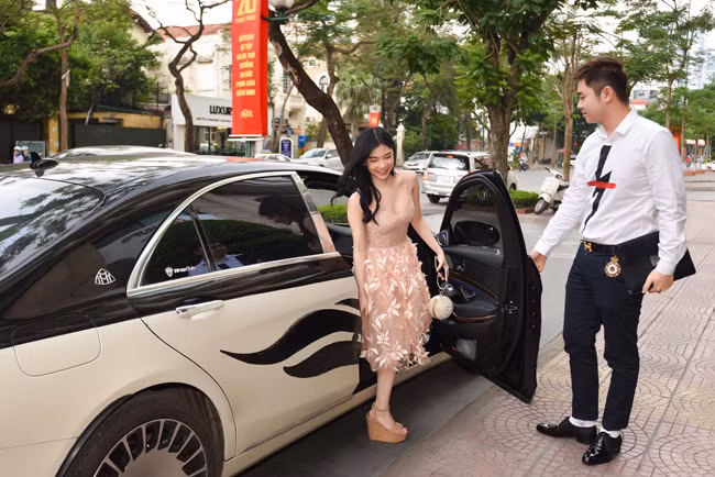 Khi tới sự kiện, cô thường di chuyển bằng xế sang.