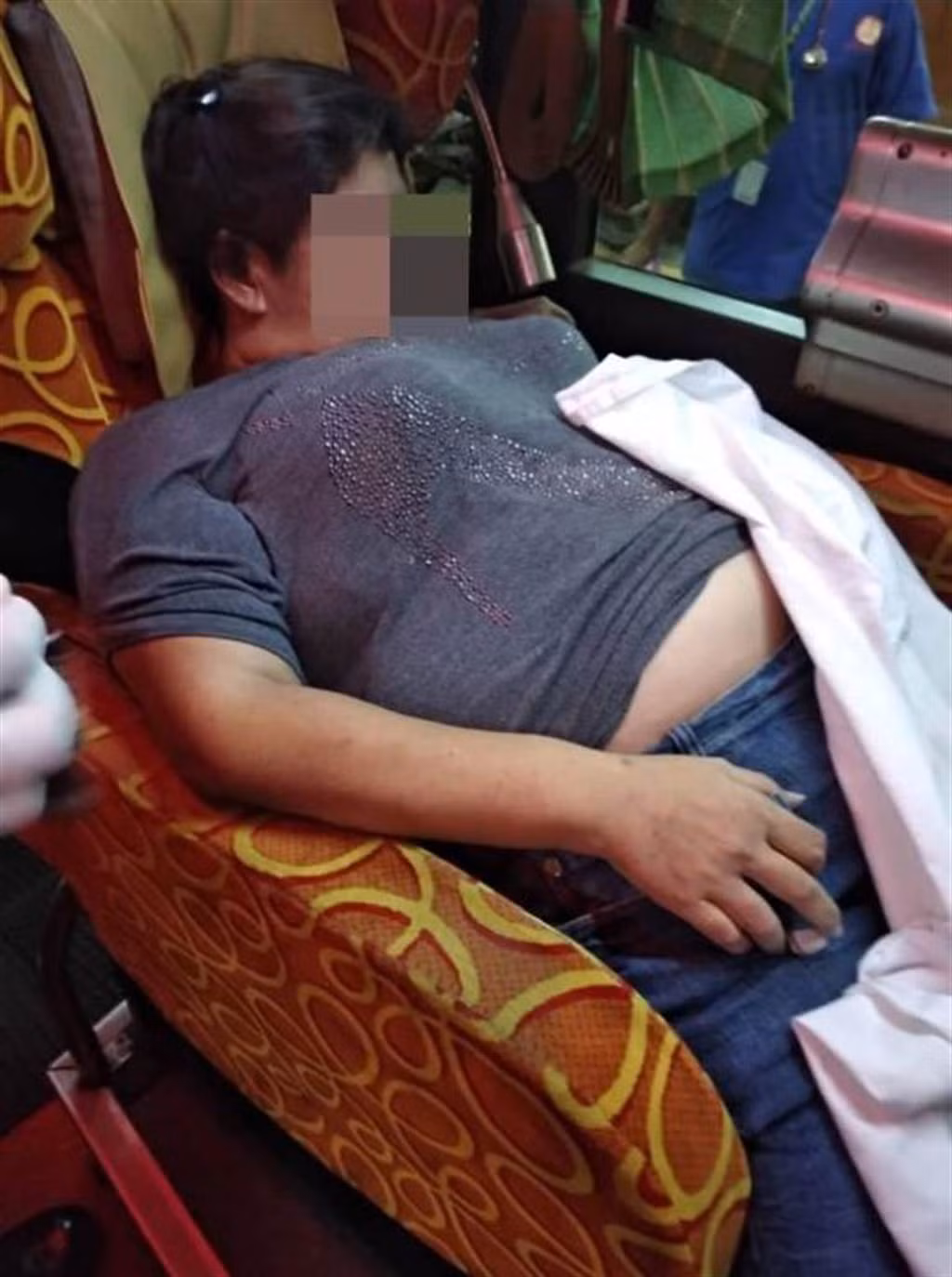 Hanh khach ngu the ky quai, tai xe phat hien su that kinh di