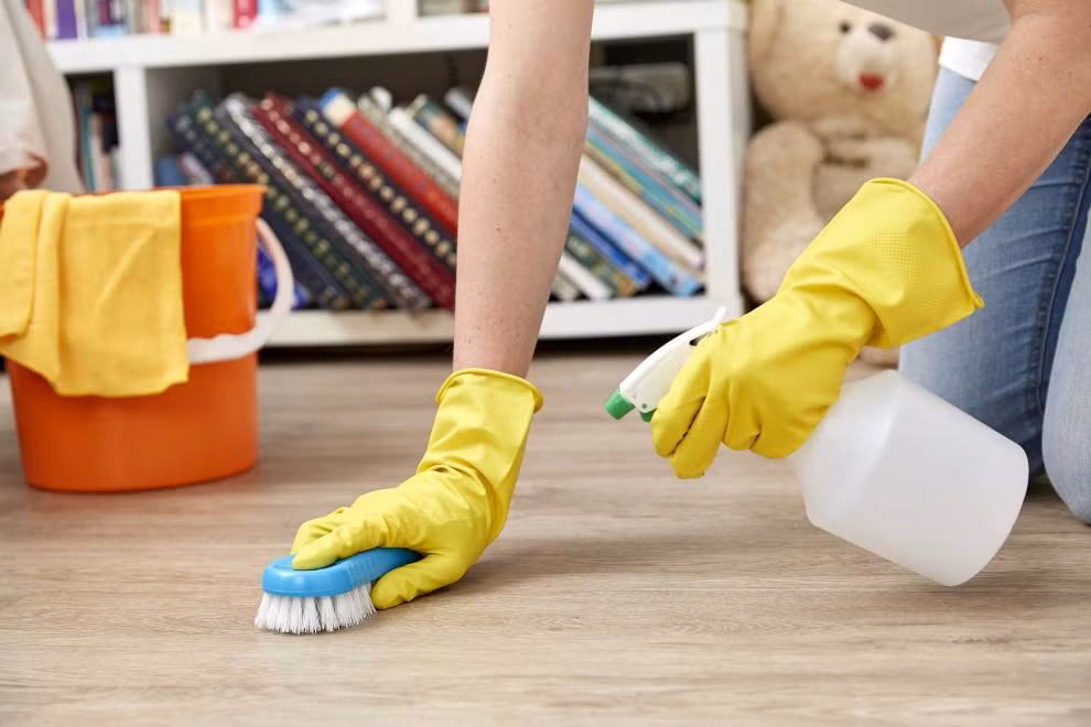 Mách chị em mẹo lau sàn nhà sạch bóng đơn giản Mach chi em meo lau san nha sach bong don gian