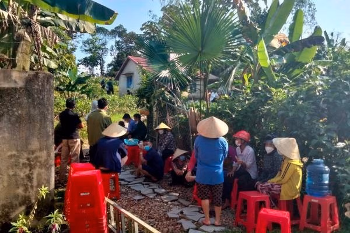  Con gái tâm thần giết chết mẹ ruột: Do xin mẹ ruột chiếc vòng, mẹ không cho nên ngày 26/3/2022, P.T.H. (SN 1979, trú huyện Hương Sơn, Hà Tĩnh) đã ra tay sát hại mẹ mình là bà L.T.H (68 tuổi). Theo chính quyền địa phương, P.T.H bị bệnh tâm thần.