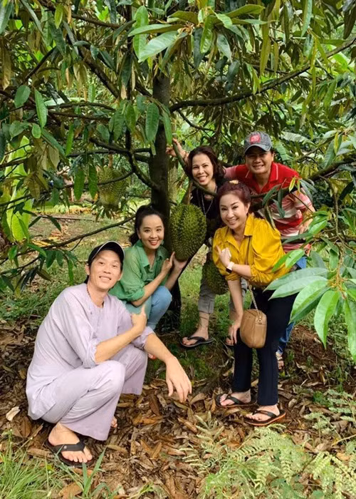 Cuộc sống của Hoài Linh như một người nông dân, chăm sóc vườn cây.