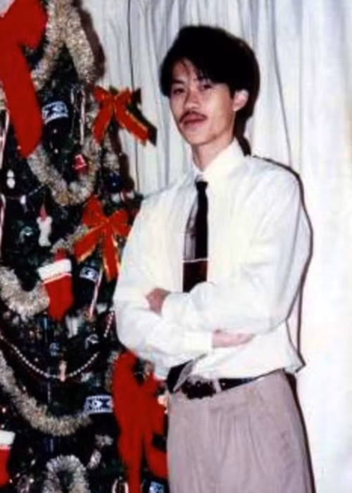 Hồi mới bước chân vào nghệ thuật, Hoài Linh diễn hài lót chỗ, hát dân ca. Ngoài đi diễn, anh còn buôn bán trái cây. Ảnh: Zing