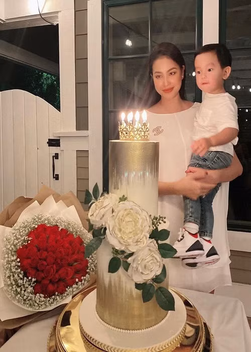 Con trai của Phạm Hương rất kháu khỉnh, được mẹ lập hẳn tài khoản Instagram với lượng người theo dõi không nhỏ.