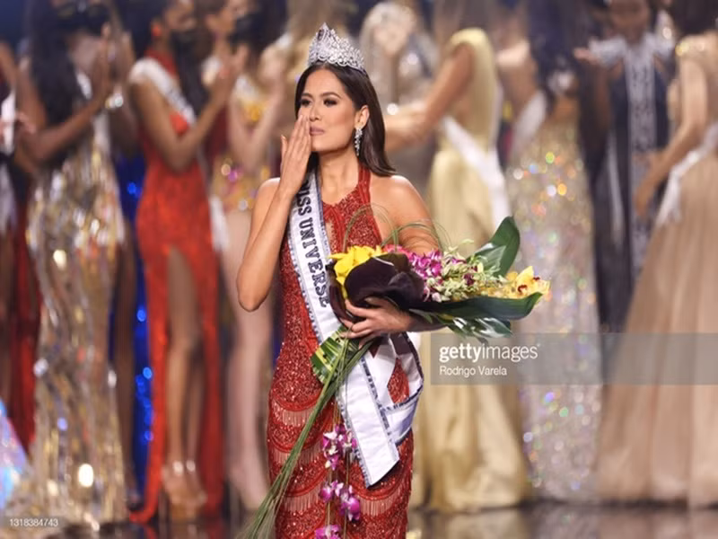Andrea Meza vừa đánh bại 70 thí sinh khác để trở thành tân Hoa hậu Hoàn vũ Thế giới. Cô sinh năm 1994, đến từ Mexico.