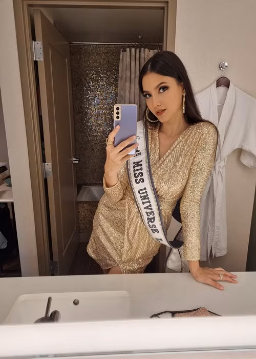 Đại diện Lào - Christina Lasasimma sang chảnh trong ngày đầu tiên nhập cuộc.