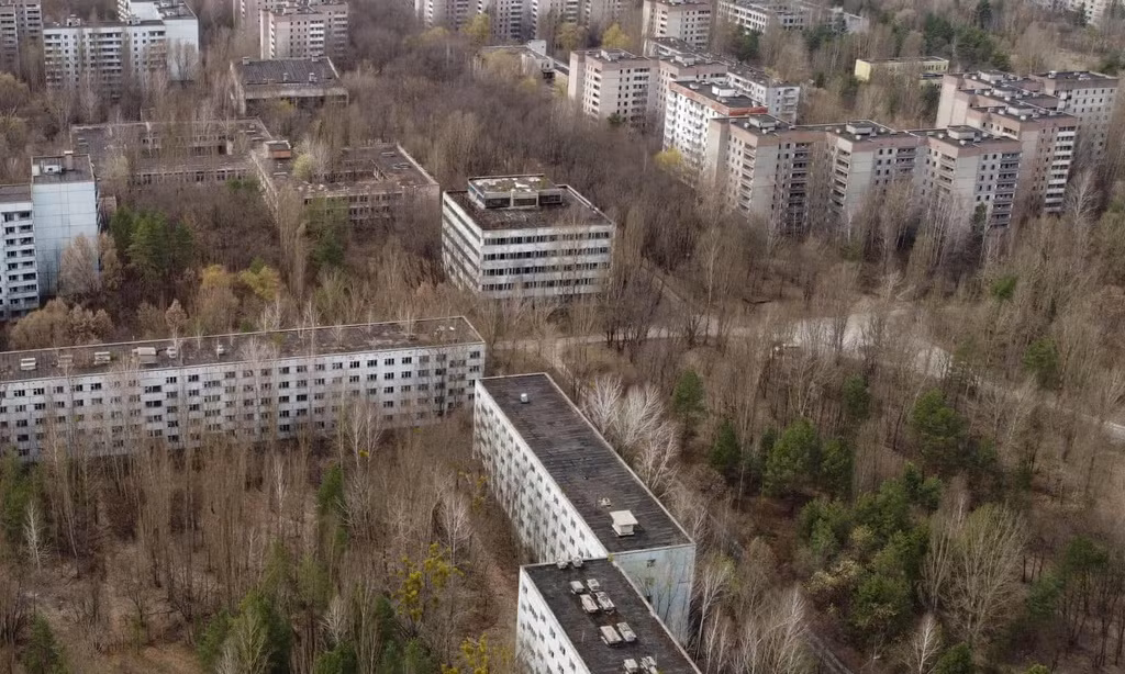Thảm họa Chernobyl diễn ra vào 26/4/1986. Lò phản ứng số 4 tại nhà máy phát nổ tại Pripyat, cách thủ đô Kiev 108 km về phía bắc. "Đây là thảm họa hạt nhân tồi tệ nhất thế giới. Những đám mây phóng xạ tràn qua phần lớn châu Âu khiến hàng chục nghìn người phải sơ tán", tờ The Guardian miêu tả.
