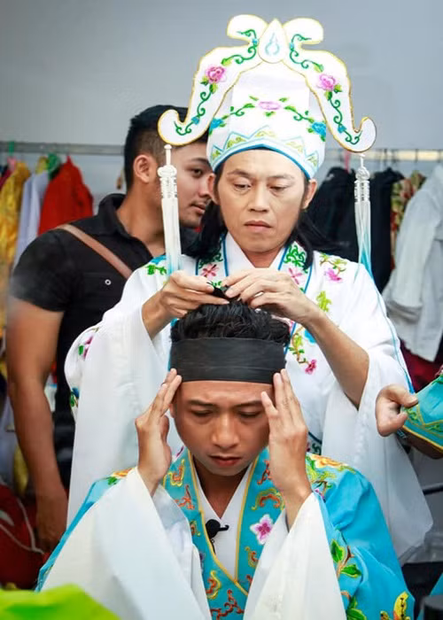 Hứa Minh Đạt cũng đứng về phía Hoài Linh. “Chỉ một hành động nhỏ của anh đã khiến đàn em nể phục, đó là anh tôi, là thần tượng của tôi! Tôi không sợ thế lực hay sức mạnh đồng tiền, hay là những trang mạng ảo, tôi vẫn là tôi và anh vẫn sẽ mãi mãi là thần tượng”, ông xã Lâm Vỹ Dạ viết.