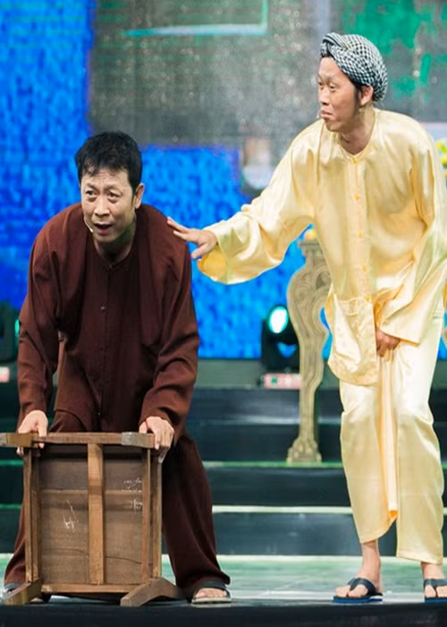 Khi sang Mỹ, Hoài Linh cộng tác với danh hài Vân Sơn rồi bắt đầu nổi lên trong giới hài kịch. Lối diễn của Hoài Linh được khen duyên dáng, diễn như không diễn. Ngoài ra, anh còn có khả năng hát nhiều làn điệu dân ca, tân nhạc, nói được tiếng của rất nhiều vùng miền khác nhau và giả gái không ai bì kịp. Ảnh: Người lao động