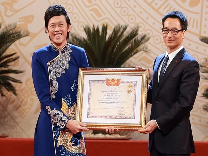 Hoài Linh đoạt được nhiều giải thưởng như Cù Nèo Vàng, Mai Vàng. Năm 2015, nam danh hài được đặc cách phong tặng NSƯT bởi không đủ yếu tố về huy chương và trở thành nghệ sĩ hải ngoại đầu tiên được tặng danh hiệu này. Ảnh: Zing