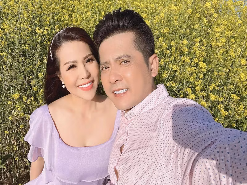 Hoàng Anh và Thắm Bebe hợp tác thực hiện các dự án nghệ thuật. Vì vậy, cả hai bị nghi dùng ồn ào tình cảm để PR.