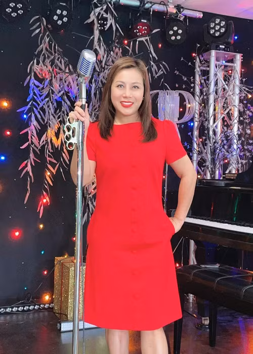 Quỳnh Như nhanh chóng khẳng định cô không có ý định vào showbiz giống chồng cũ. "Như chưa bao giờ có ý định là sẽ lấn sân sang nghệ thuật vì mình phải biết lượng sức mình và có lòng tự trọng của mình. Như đang rất yêu thích với công việc kinh doanh và cuộc sống hiện tại của mình bây giờ", vợ cũ Hoàng Anh viết.