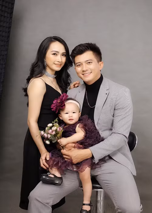 “Cô ấy động viên tôi theo nghề vì mỗi người một công việc. Cô ấy rất cởi mở và thông cảm cho tôi. Bản thân tôi cũng biết phải phân biệt được đâu là tình cảm ngoài đời và trên phim”, Hà Việt Dũng chia sẻ về vợ trong cuộc phỏng vấn trên Tiền Phong.