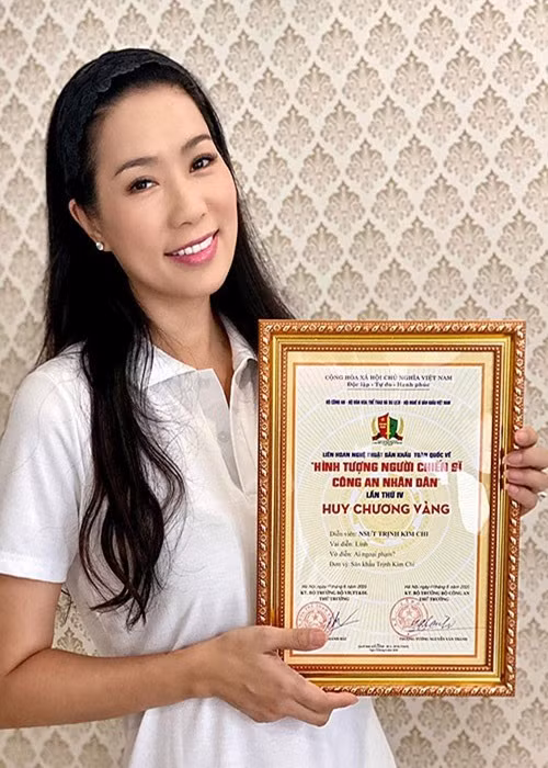 Trịnh Kim Chi được phong tặng danh hiệu Nghệ sĩ ưu tú năm 2015, từng đoạt Huy chương Vàng Liên hoan Sân khấu chuyên nghiệp các năm 1995, 2012, 2018 và năm 2020. Ảnh: Người lao động