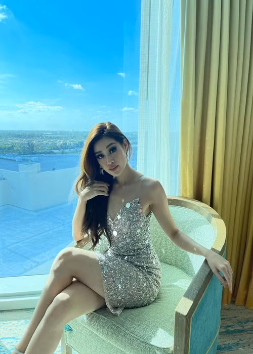Đại diện Việt Nam mặc đầm ngắn khoe đôi chân dài miên man.