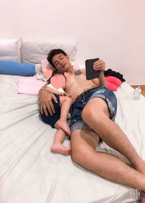 Trên trang cá nhân, Quách Ngọc Ngoan vừa đăng tải hình ảnh bên con gái. Đi kèm với đó, nam diễn viên viết: "Từ ngày em mê xem phim ba đóng em mới chịu ăn cơm thì ba phải đi đóng nhiều phim để phục vụ em. Em yêu đàn chó, yêu đàn chim bồ câu thì ba lại phải mở rộng trang trại để phục vụ em. Nói chung yêu em nhất trên đời".