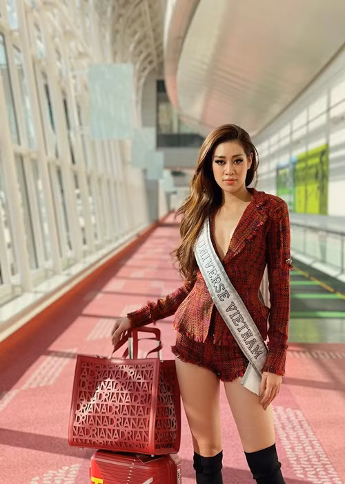  Hoa hậu Hoàn vũ Việt Nam 2019 khi năng động với trang phục thể thao, lúc lại cá tính với vest hoặc gợi cảm với váy neon có khoảng hở táo bạo.
