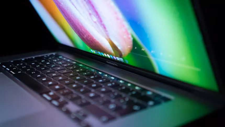 Chỉnh độ sáng màn hình. Màn hình là một trong những bộ phận tốn nhiều pin trên MacBook, việc chỉnh độ sáng xuống mức phù hợp sẽ tiết kiệm pin cho MacBook. Người dùng còn có thể cài đặt để màn hình tự tắt sau một thời gian không sử dụng bằng cách vào System Preferences > Battery > chọn thời gian trong Turn display off after. Ảnh: CNET.