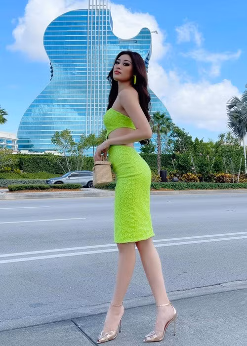 Nhiều nguồn tin cho hay, các thí sinh sẽ mặc trang phục tông màu neon trong màn đồng diễn đêm chung kết.