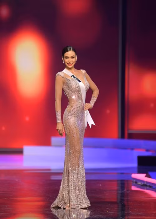 Janick Maceta từng được biết đến là Miss Tourism World 2018 và á hậu 3 Hoa hậu Siêu quốc gia 2019. Từ khi nhập cuộc Hoa hậu Hoàn vũ Thế giới 2020, mỹ nhân đến từ Peru ngày càng tỏa sáng.