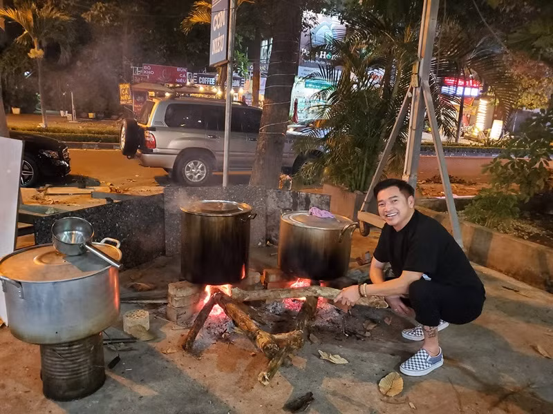 Hình ảnh nam nghệ sĩ đón Tết Nguyên đán 2021 ở Việt Nam.