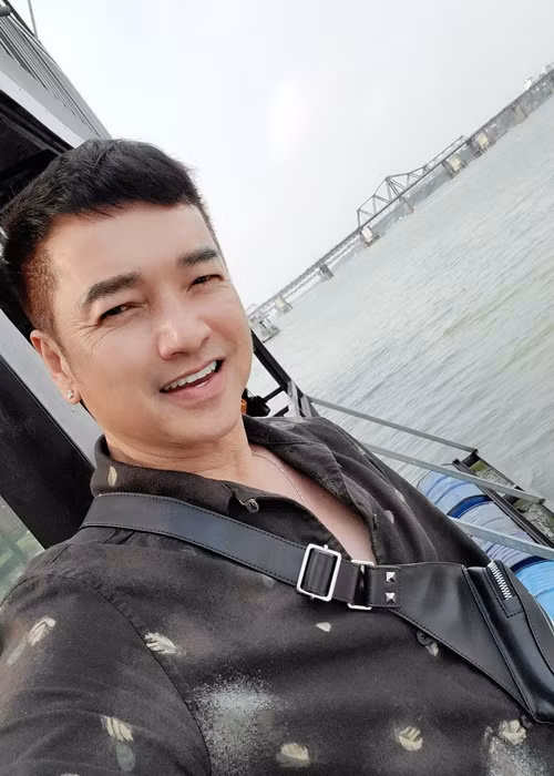 Quang Minh giữ mối quan hệ tốt đẹp với Hồng Đào hậu ly hôn. Anh từng gửi lời chúc mừng sinh nhật đến vợ cũ. Mới đây, Quang Minh chia sẻ hình ảnh Hồng Đào bên hai con gái đồng thời viết: "Một người mẹ luôn sát cánh hai con. Cảm ơn em vì mọi thứ em nha. Chúc mừng Ngày của mẹ".