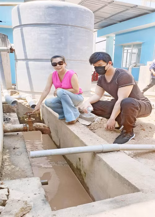Trong một chương trình, Nathan Lee thực hiện thử thách gọi cho Mỹ Lệ để hỏi vay 200 tỷ đồng tiền mặt đầu tư bất động sản. Không ngờ, Mỹ Lệ lập tức đồng ý. Điều này cho thấy Mỹ Lệ hoàn toàn tin tưởng Nathan Lee. Ảnh: Dân Việt