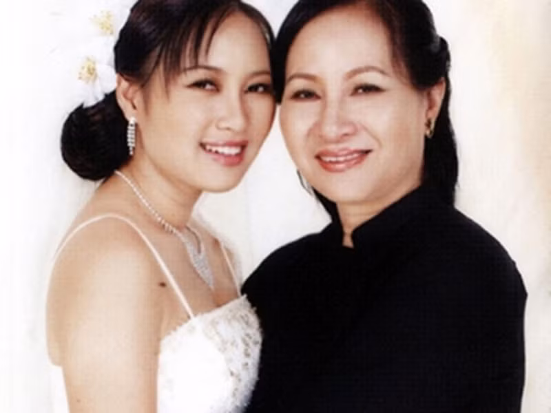 Khi Khánh Linh học lớp 9, Ngọc Châu - anh trai của Khánh Linh sáng tác bài hát “Cô Tấm ngày nay” cho bộ phim “Chuyện nhà Mộc”. Nghệ sĩ Ngọc Hướng đề nghị con gái hát thử bài hát này. Sau thành công của “Cô Tấm ngày nay”, Khánh Linh bắt đầu ước mơ thành ca sĩ. Ảnh: Giao thông