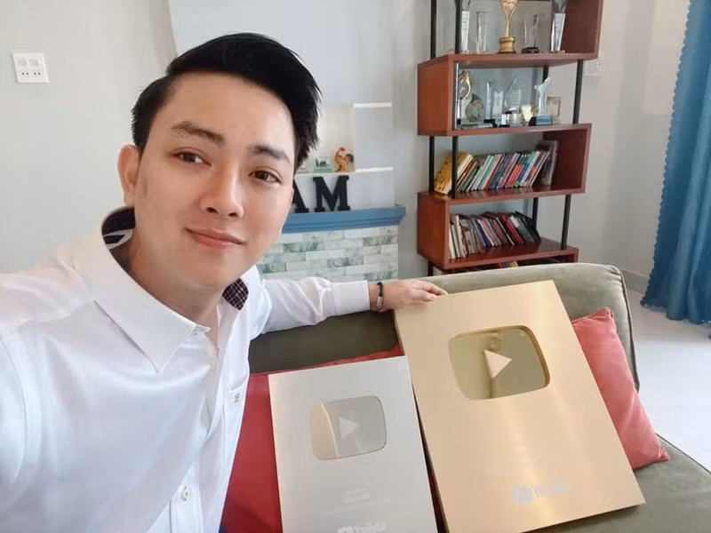 Nam ca sĩ khoe kênh Youtube riêng đạt nút vàng.