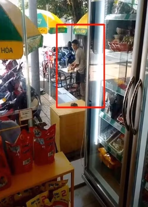 Một người dùng mạng xã hội từng chia sẻ video Hoài Lâm dọn bàn ở một quán cà phê tại quê nhà. Nhạc sĩ Nguyễn Minh Cường cho biết, ở quê, Hoài Lâm có một người mẹ nuôi và người mẹ nuôi này có một quán cà phê nên thỉnh thoảng những lúc quán đông khách nam ca sĩ không ngần ngại giúp mẹ nuôi bưng bê hay dọn dẹp.