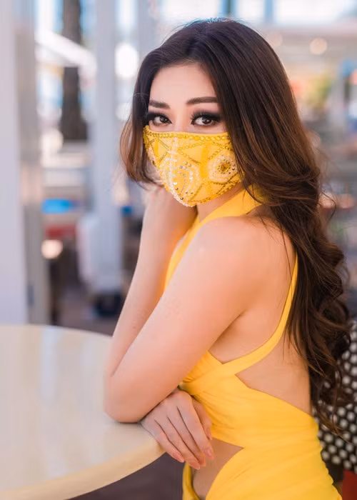 Mới đây, ban tổ chức Hoa hậu Hoàn vũ Thế giới 2020 nhắc nhở các thí sinh đã đến Mỹ có ý thức phòng dịch. Nếu người đẹp nào có kết quả dương tính với COVID-19, họ sẽ không được dự thi.