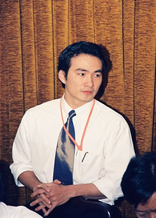 Năm 1994, Chi Bảo tham gia lớp đào tạo diễn viên của "Câu lạc bộ điện ảnh Tân Sơn Nhất". Sau khóa học, anh tình cờ làm quen với nghệ sĩ Hữu Châu và được mời tham gia một số vở kịch trên truyền hình. Ảnh: Người lao động