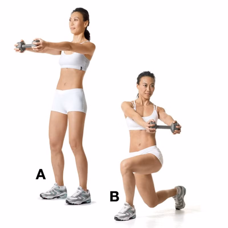 Động tác 4 (cơ bản): Vươn xoay: Chọn một quả tạ khoảng 2-5kg, cầm bằng cả 2 tay. Đứng thẳng, hai chân ngang bằng hông, hai tay cầm tạ giơ thẳng trước ngực (A). Bước chân trái lên trước một bước dài, khuỵu gối trái vuông góc, siết cơ bụng, quay toàn thân trên sang trái, hạ hông đến khi đầu gối phải cách mặt sàn khoảng 15cm (B). Quay lại vị trí ban đầu, thực hiện tương tự với chân bên kia. Lặp lại động tác khoảng 20 đến 45 lần. Chú ý luôn giữ thẳng cánh tay khi cầm tạ.