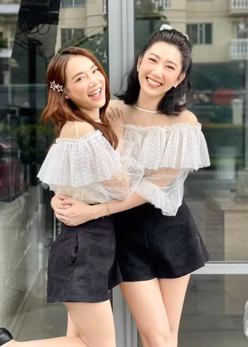 Thúy Ngân và Nhã Phương luôn có mặt trong các sự kiện quan trọng của nhau.