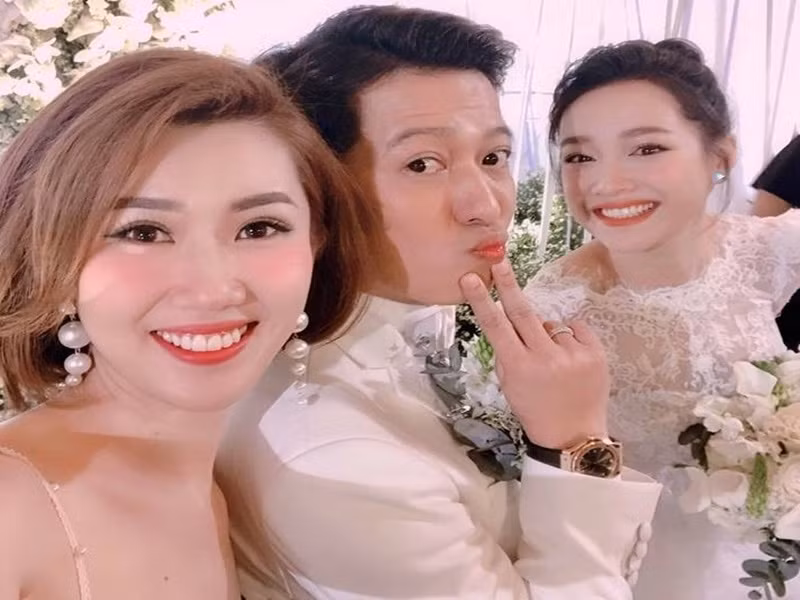 Ngoài ra, Thúy Ngân còn bênh vực Nhã Phương khi cô bị tố mắc bệnh ngôi sao. "Đối với Ngân, Phương là một cô gái rất năng nổ trong công việc, là một người rất nhiệt huyết và quan tâm đến tất cả mọi người. Không chỉ riêng Phương mà Ngân cũng vậy, với một diễn viên trẻ thì đòi hỏi sự chuyên nghiệp và hóa thân vào nhân vật, vào những dạng vai bi hài hay cá tính đều là một trong những thử thách rất khó", Thúy Ngân chia sẻ.