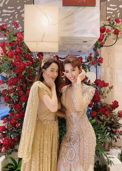 Thúy Ngân luôn dành cho Nhã Phương những lời tốt đẹp. Cách đây không lâu, trước những ý kiến chê bai diễn xuất của Nhã Phương, Thúy Ngân bày tỏ quan điểm: "Không chỉ riêng Phương đâu, ai cũng sẽ có lời khen lời chê, nhưng quan trọng nhất là cả Ngân và Phương đều ủng hộ những ý kiến đóng góp tích cực, đem đến sự thành công cho nhân vật của mình, qua đó Ngân, Phương đều cố gắng và hoàn thiện bản thân mình một cách tốt nhất".