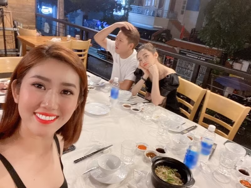 Thúy Ngân còn có mối quan hệ tốt với ông xã của Nhã Phương. Trên trang cá nhân, Thúy Ngân từng khoe được Trường Giang vào bếp nấu ăn khi đến thăm nhà anh và Nhã Phương.