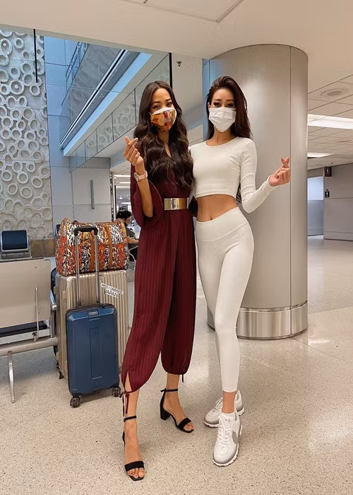 Khánh Vân gặp đại diện Nhật Bản Aisha Harumi trong chuyến bay từ Houston đến Miami. Dự kiến, cuộc thi Hoa hậu Hoàn vũ Thế giới 2020 bắt đầu từ ngày 6/5 đến ngày 16/5 (giờ Mỹ).