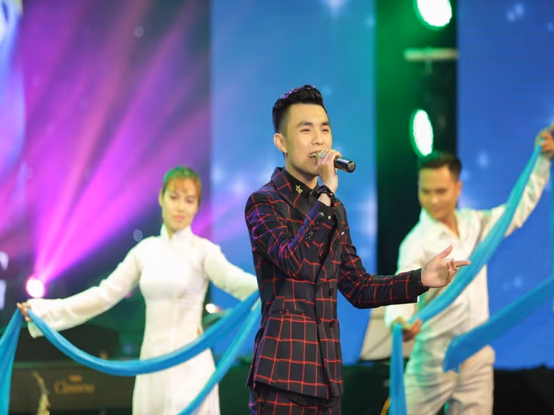 Anh có biệt danh “hoàng tử nhạc Phật”.