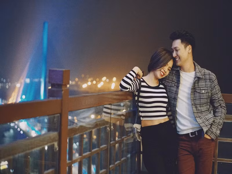 Mạnh Trường - Lan Phương bằng tuổi, là bạn học cấp 2. Nam diễn viên cảm mến bà xã từ cấp 2 nhưng mãi đến cấp 3 mới dám thổ lộ tình cảm. Đến năm 23 tuổi, Mạnh Trường kết hôn.