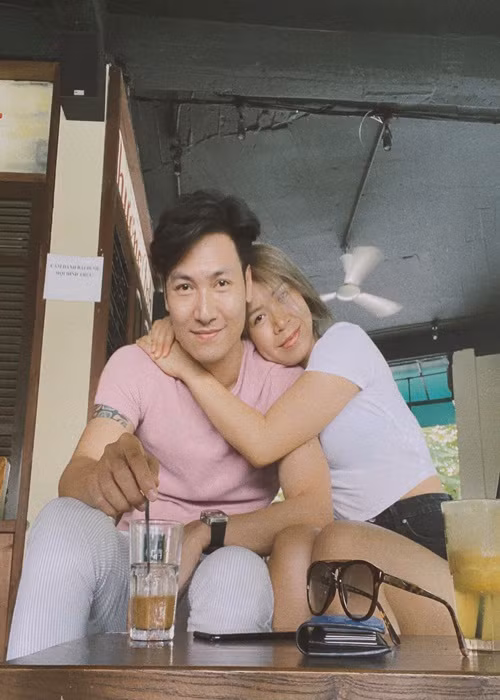Đằng sau sự thành công của Mạnh Trường có bóng dáng của bà xã. Lan Phương là người động viên chồng theo đuổi diễn xuất chuyên nghiệp, theo dõi mọi vai diễn của Mạnh Trường.