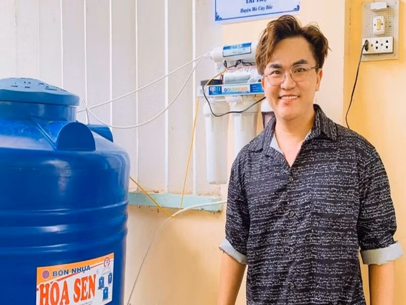 MC Đại Nghĩa cũng không tránh khỏi thị phi giống Phan Anh. Theo đó, trong một lần kêu gọi gây quỹ ủng hộ đồng bào lũ lụt, Đại Nghĩa bị một số cá nhân tố thiếu minh bạch về số tiền hơn 800 triệu đồng. Giữa ồn ào, nam MC quyết định làm sáng tỏ sự việc.