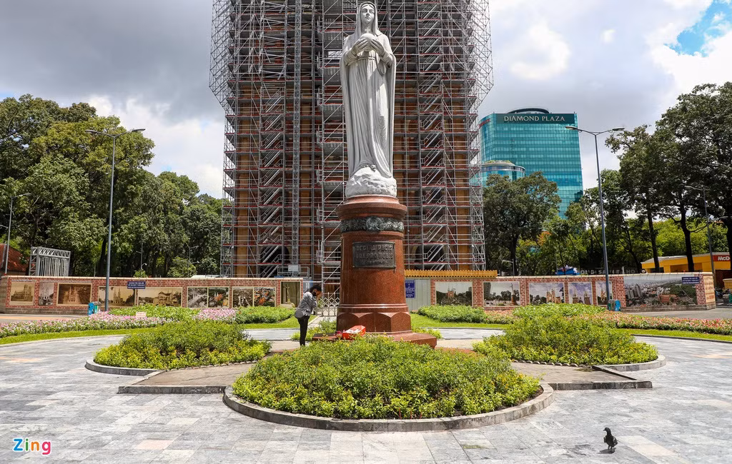 Khu vực nhà thờ Đức Bà không còn cảnh buôn bán lề đường. Người đến đây đứng cầu nguyện cũng không nhiều như những ngày trước đó.