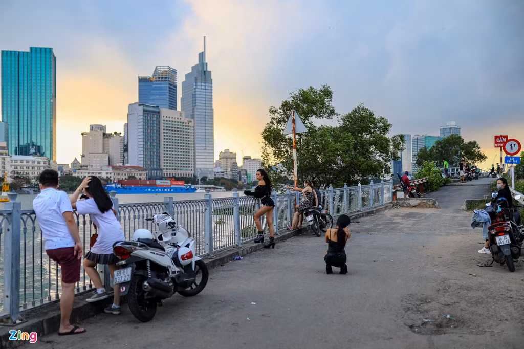 Khu vực nóc hầm Thủ Thiêm (TP Thủ Đức) cũng không còn cảnh tấp nập như trước. Nhiều bạn trẻ thoải mái tạo dáng chụp hình mà không cần phải chen chúc như mọi khi.